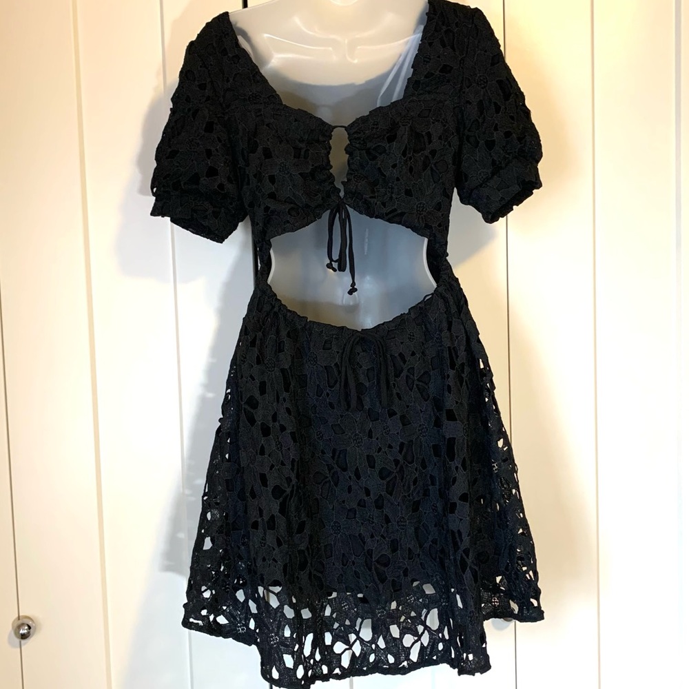 Lulu's A black open work lace lined dress with open back M - Picture 4 of 7